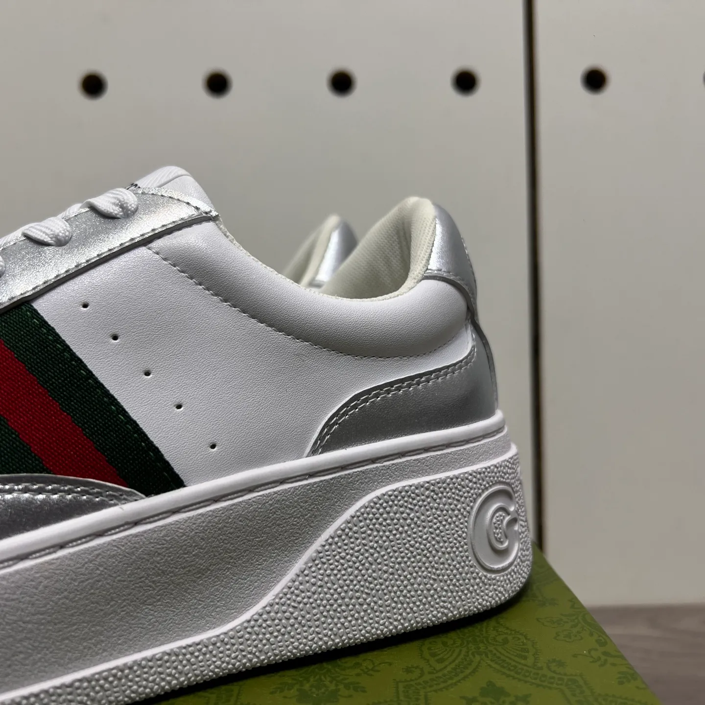 Factory price: 400💰Gucci original quality.~ Unique modern style sneakers. 🏃A must-have casual shoe for trendy men😍😍 Imported cowhide, sheepskin foot pads (refuse to discolor and grind feet) soles: Original soles specially provided by the original factory, French lazy style design ⚠️Fit to the feet, original quality, super comfortable original soles. Just like shooting the real thing 🎬The real thing is better, high-quality sneakers, size: 38-44 (45 and 46 can be customized)